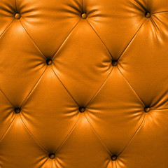 Gros plan en cuir noir boutonné de luxe orange