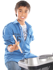 kind spielt e drums