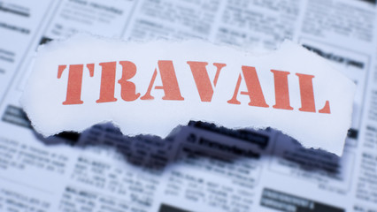 mot travail sur papier journal