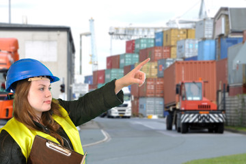 Frau im Beruf Containerterminal