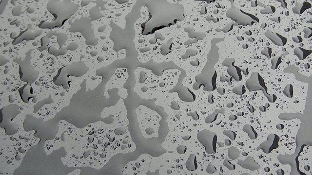 Regen auf einem Autodach