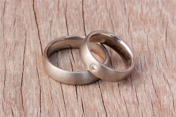 ringe auf holzuntergrund