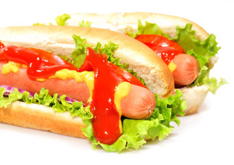 Perritos calientes con ketchup y mostaza.