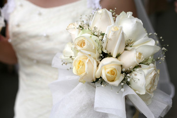 Bride holding bouquet of flowers
