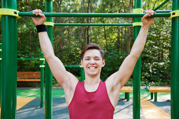 Naklejka premium Young man doing fitness exercise