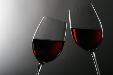 zwei Weingläser mit Rotwein