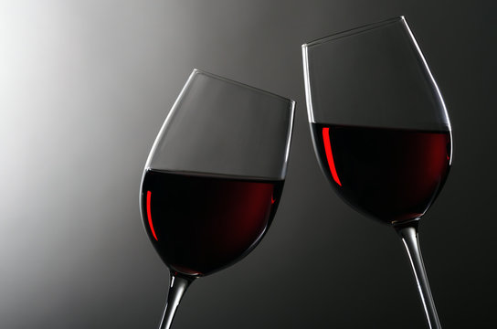 zwei Weingläser mit Rotwein