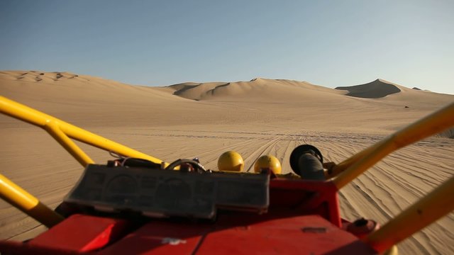 Gel&auml;ndewagen (Buggy) in W&uuml;ste