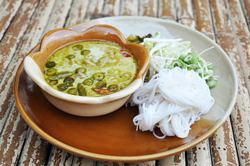 Rice noodle with ckicken green curry (Thai food)