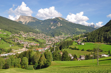 Blick auf den Urlaubsort St.Ulrich im Gr&ouml;dnertal in S&uuml;dtirol