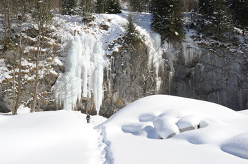 Scalatori di una cascata ghiacciata a Engelberg