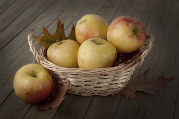äpfel im körbchen