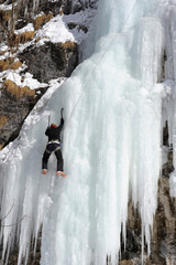 Scalatore di una cascata ghiacciata a Engelberg