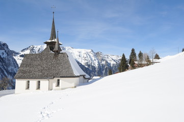 La chiesa di Schwand sopra Engelberg nelle alpi svizzere