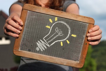 alte Schultafel mit Glühlampe (Idee)