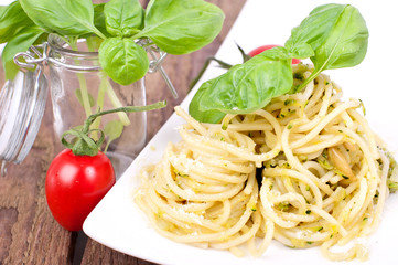 Nudeln mit Pesto