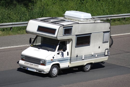 Wohnmobil auf Autobahn