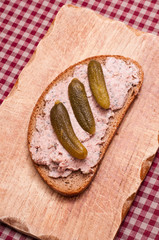 Brot mit Leberwurst und Gurken