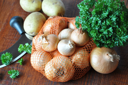 Petersilie mit Zwiebel und Kartoffel Roh auf Holzbrett