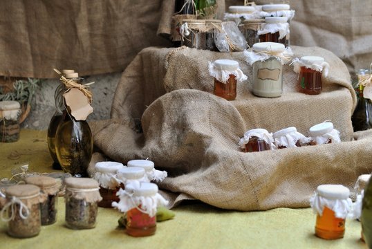 Vasetti di miele, spezie e olio d'oliva