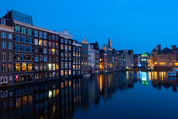 Fototapeta premium Domy Amsterdamu w nocy