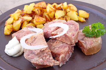 Sülze mit Bratkartoffen