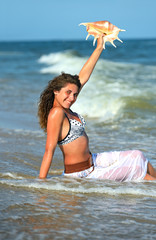 Naklejka premium A woman walking on the beach