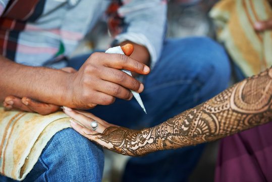 henna hand decoration tatoo