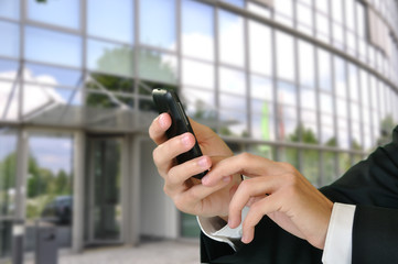 Hände im Anzug mit Mobiltelefon