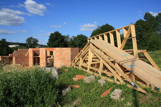 Construction maison ouvrier charpente brique rouge