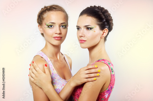 Фото с двумя девушками