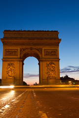 Fototapeta na wymiar Arc de Tiomphe at night