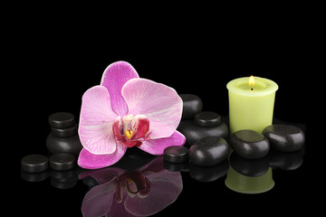 Obraz na płótnie Canvas Kamienie spa z kwiat orchidei i świeca odizolowane na czarno