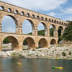 Fototapeta premium En kayak sous le Pont du Gard