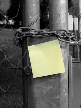Chain and post-it