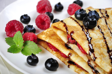 Pancakes sereved with raspberries - obrazy, fototapety, plakaty