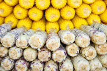 Beautiful 2 types  of boiled corn in the market.