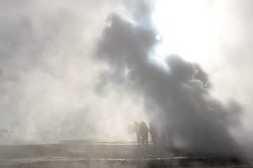 Geysir und Menschen im Gegenlicht