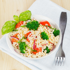 Reissalat mit Brokkoli und Tomaten