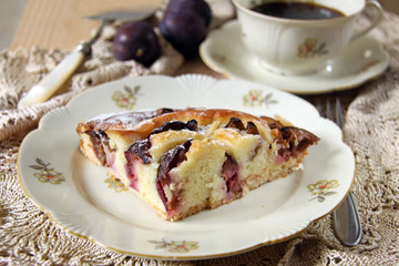 pflaumenkuchen und kaffee