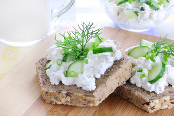 Sandwich with cottage cheese, cucumber and chives