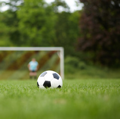 Symbolfoto Fußball auf Rasen