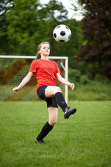 Frau beim Fußball hochhalten