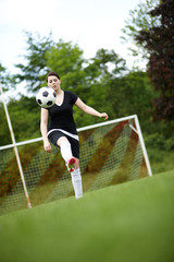 Frau beim Fußball hochhalten