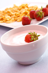 Yogurt alla fragola e corn flakes