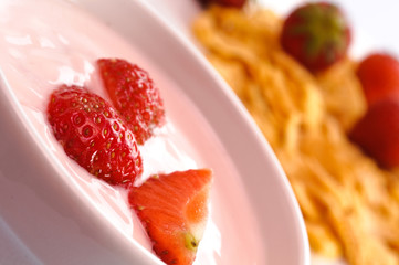 Yogurt con fragole e corn flakes