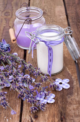 Lavendelblüten und Joghurt