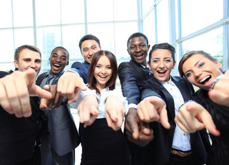 Obraz premium Portrait of excited young business people pointing