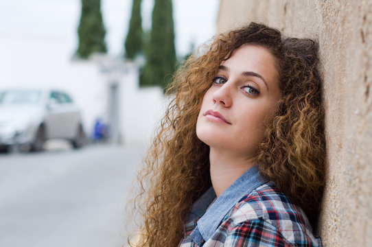 Retrato de chica joven sonriente