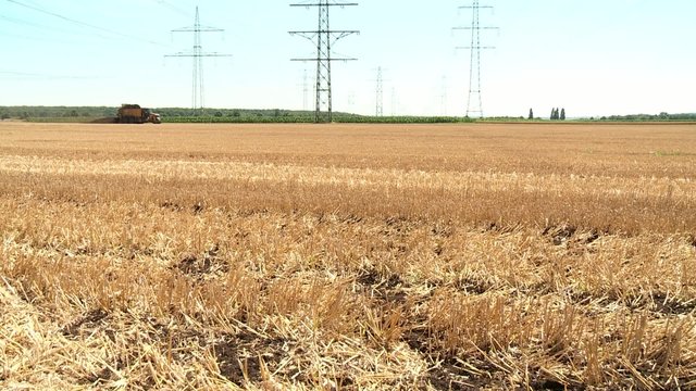 Traktor streut D&uuml;nger aus